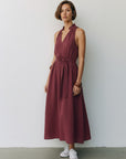 Sleeveless long dress with V-neck and tie waist, gathered skirt in burgundy
