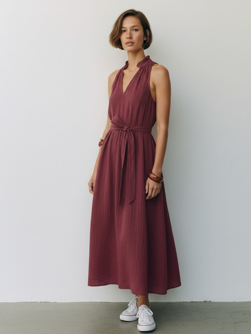 Sleeveless long dress with V-neck and tie waist, gathered skirt in burgundy