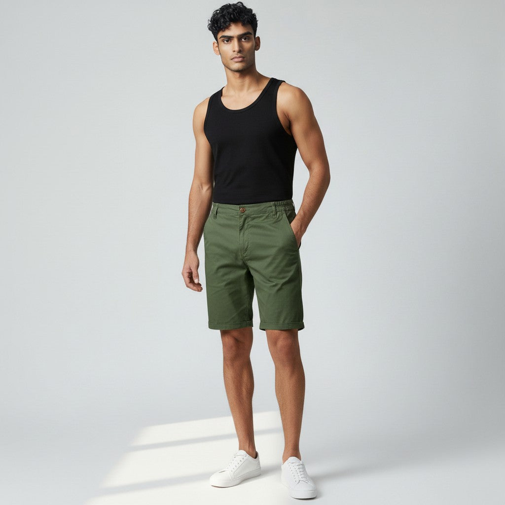 Men's chino shorts in green, relaxed fit, knee-length, button fly and pockets