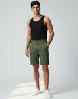 Men's chino shorts in green, relaxed fit, knee-length, button fly and pockets