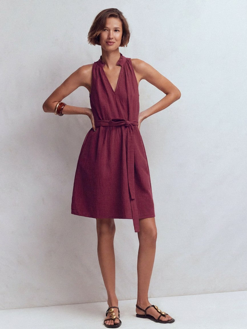 Sleeveless short dress with V-neck and tie waist, flowing skirt in burgundy